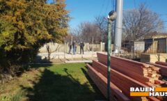 Комплект дома аккуратно складировали