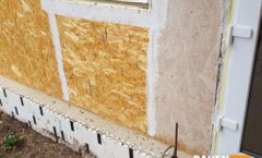 Швы между ОСБ плитами снаружи закрыли гермобутилом Фото