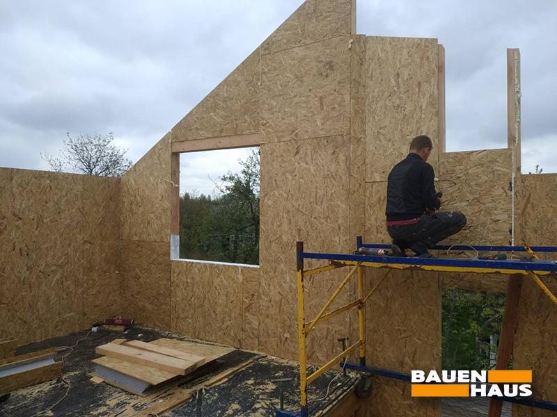 Запенивание мест соединения СИП панелей Фото