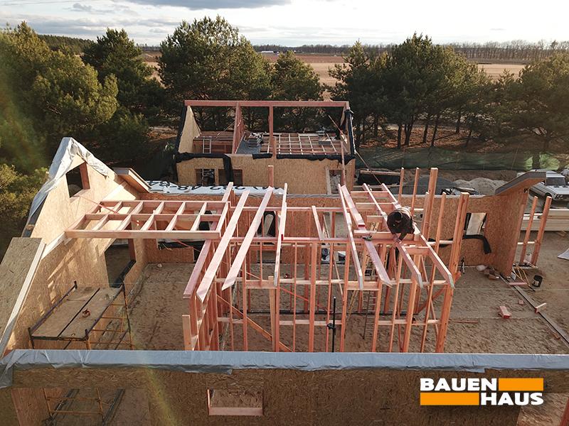 Провели сборку крыши большого дома в Киевской области Фото 1