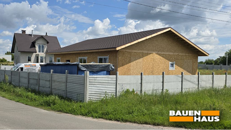 Одноповерховий СІП будинок із готовим дахом та встановленими вікнами під час будівництва в Київській області