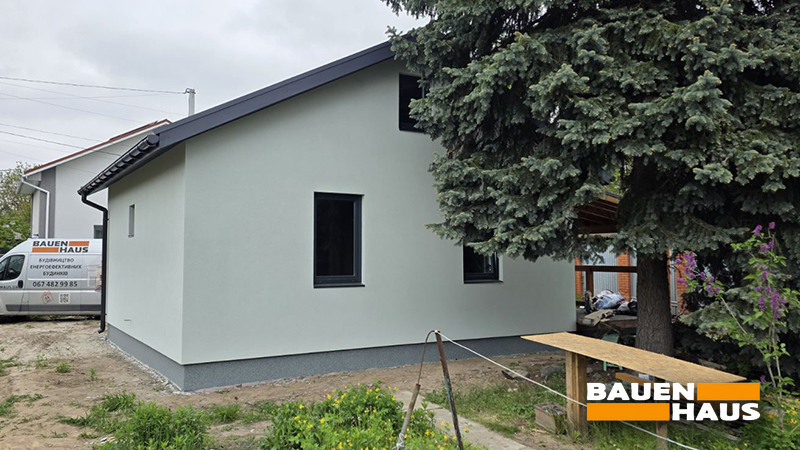 Завершений фасад будинку з боку двору після виконання зовнішніх оздоблювальних робіт