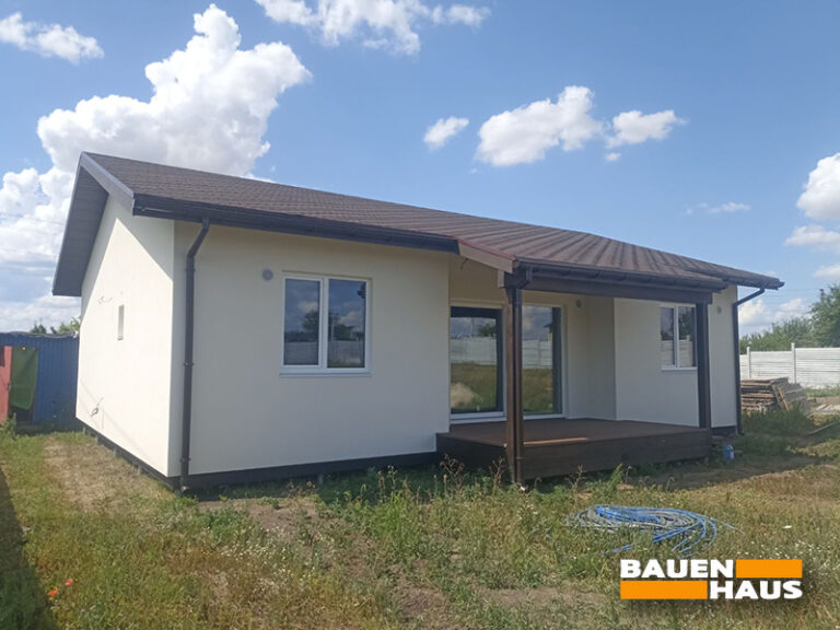 Одноповерховий будинок Bauен Haus із завершеним зовнішнім оздобленням та облаштованою терасою у Київській області