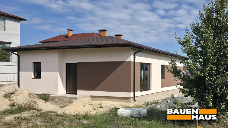 Задня частина одноповерхового SIP-будинку 89 м² після завершення зовнішніх оздоблювальних робіт